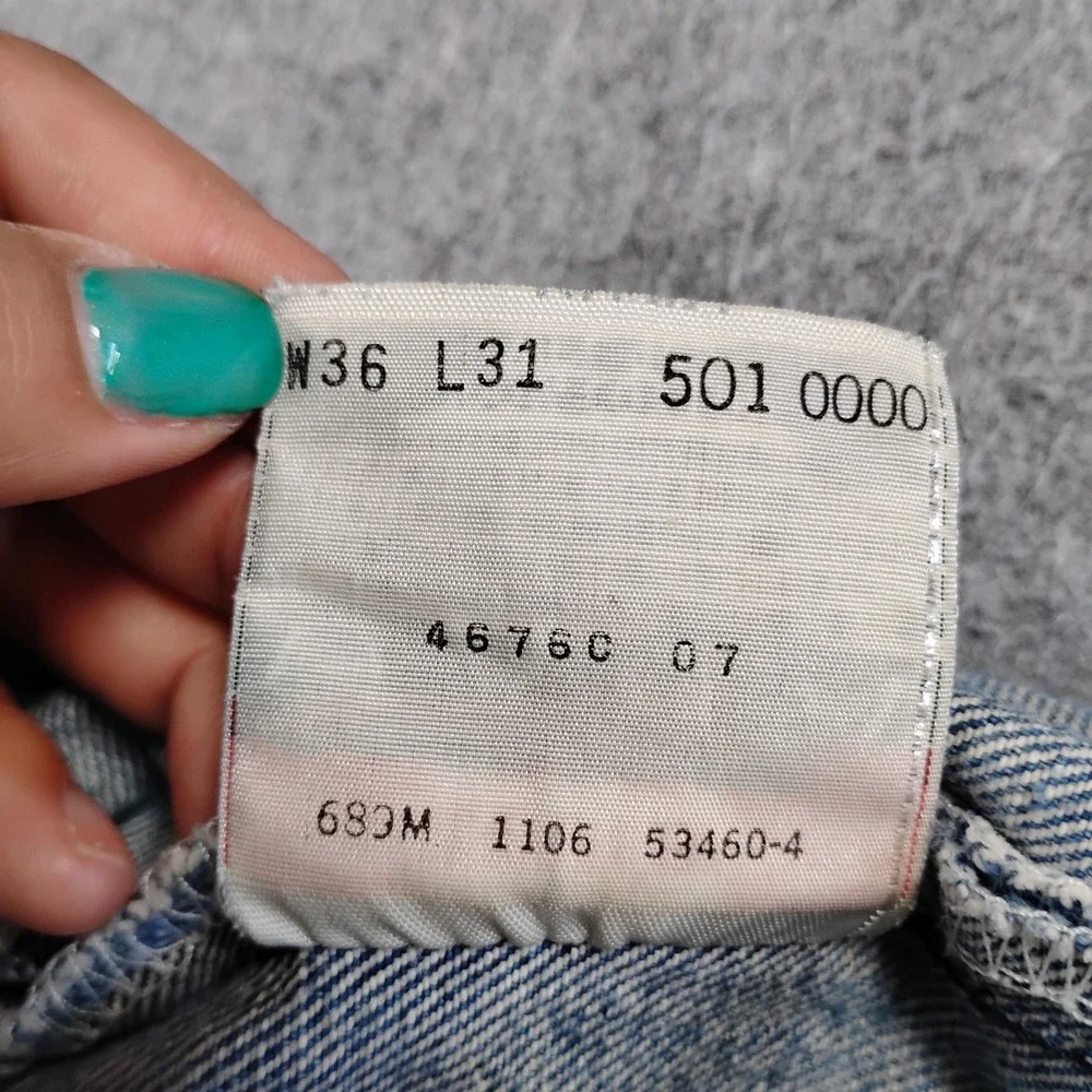 Vintage Levis 501 Mens Light Wash Blue Straight Leg Button Fly Denim Jeans 34x28